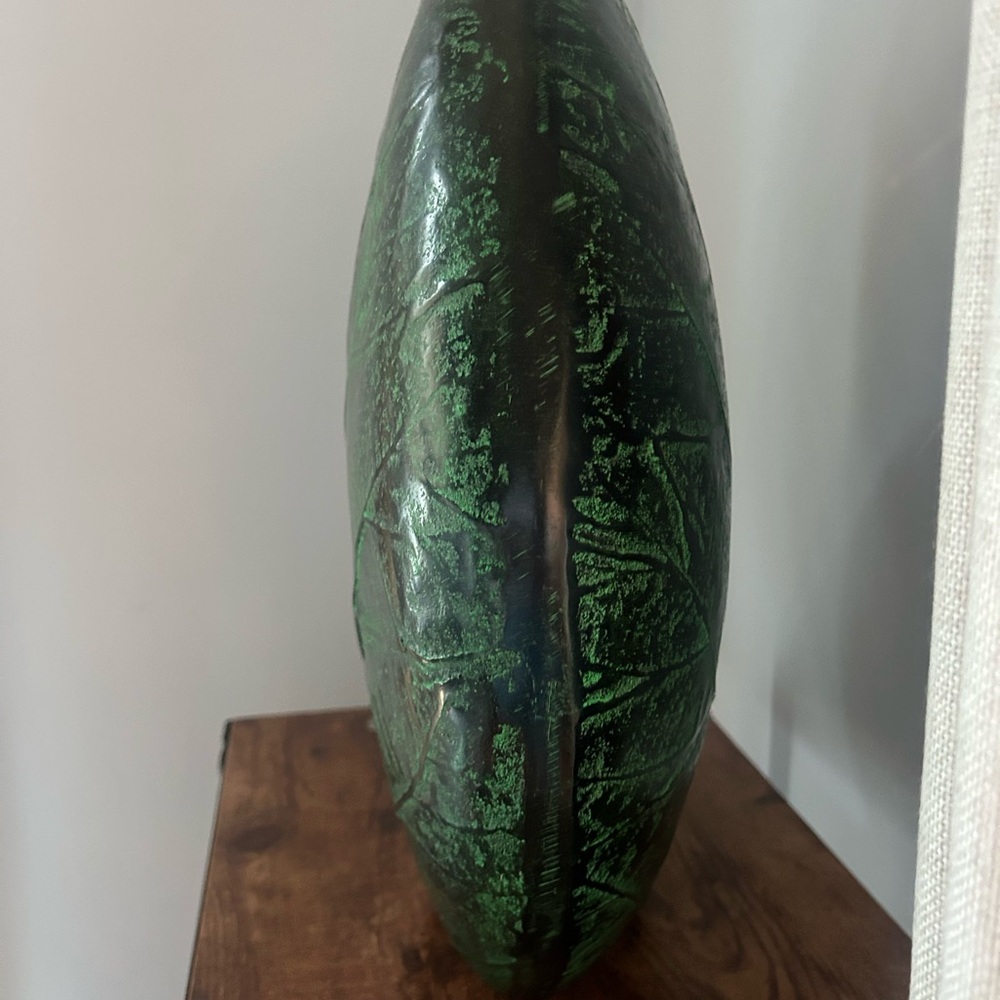 Artisan craft Green palm Leaf-Shaped Decorative tall Vase - Picture 3 of 4